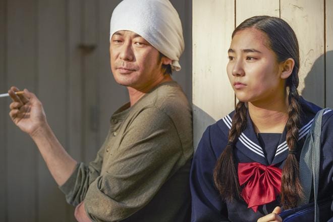 Kirsikkapuiden alla -elokuvassa vanha rouva opettaa katukeittiötä pitävää Sentaroa (Masatoshi Nagase) ja Wakanaa (Kyara Uchida). KUVA: Yle Kuvapalvelu