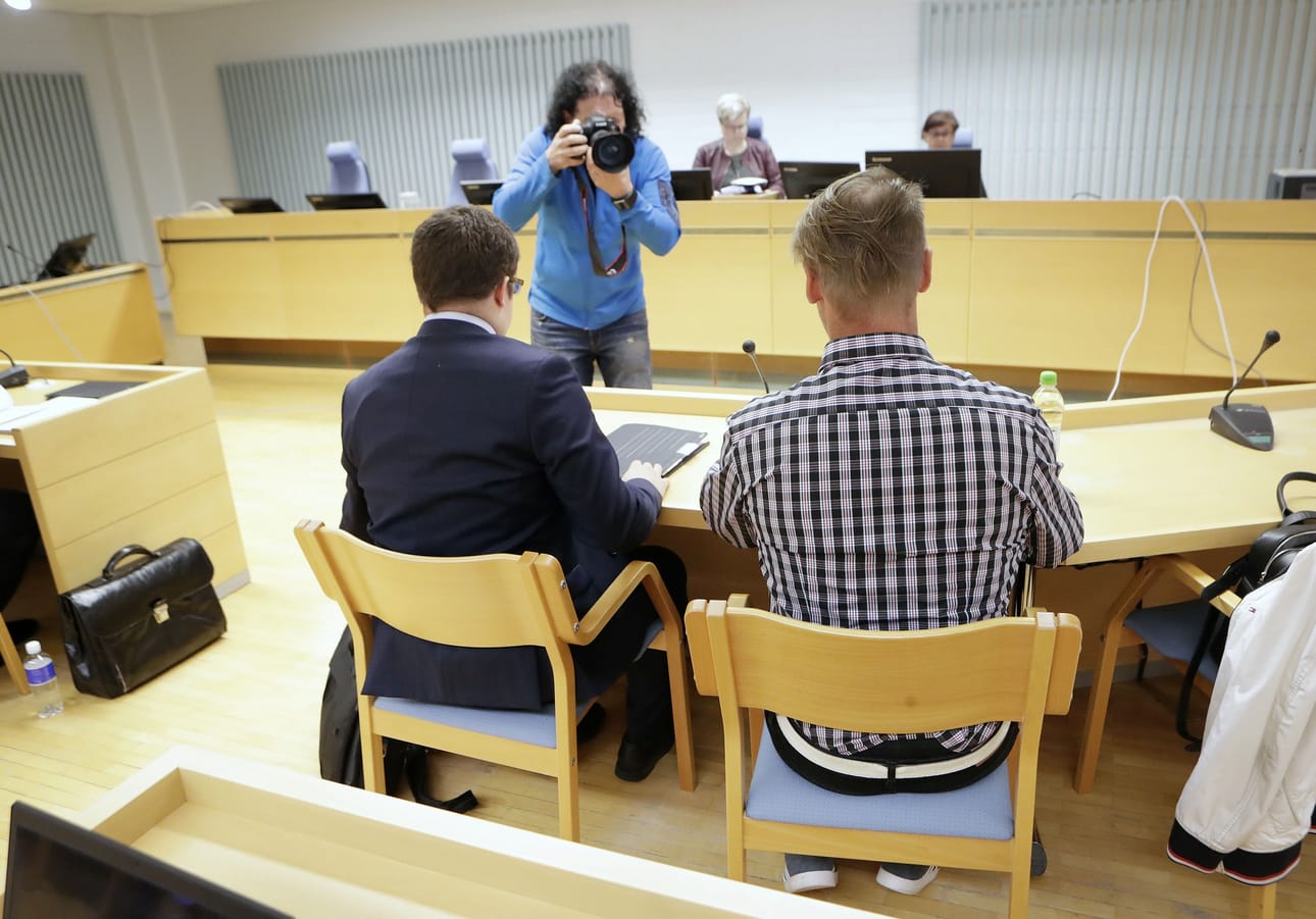 Lentokentäntien tapahtumia puitiin Oulun käräjäoikeudessa. 45-vuotias mies vaati hänet pysäyttäneille poliiseille tuomioita pahoinpitelystä. Poliisit vapautettiin syytteistä. Mies sai sakkotuomion useista rikoksista. Arkistokuva.