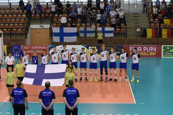 Suomen alle 19-vuotiaat pojat sijoittuivat lopulta kahdeksanneksi Slovakiassa ja Unkarissa pelatuissa lentopallon EM-kisoissa. Kuva: CEV