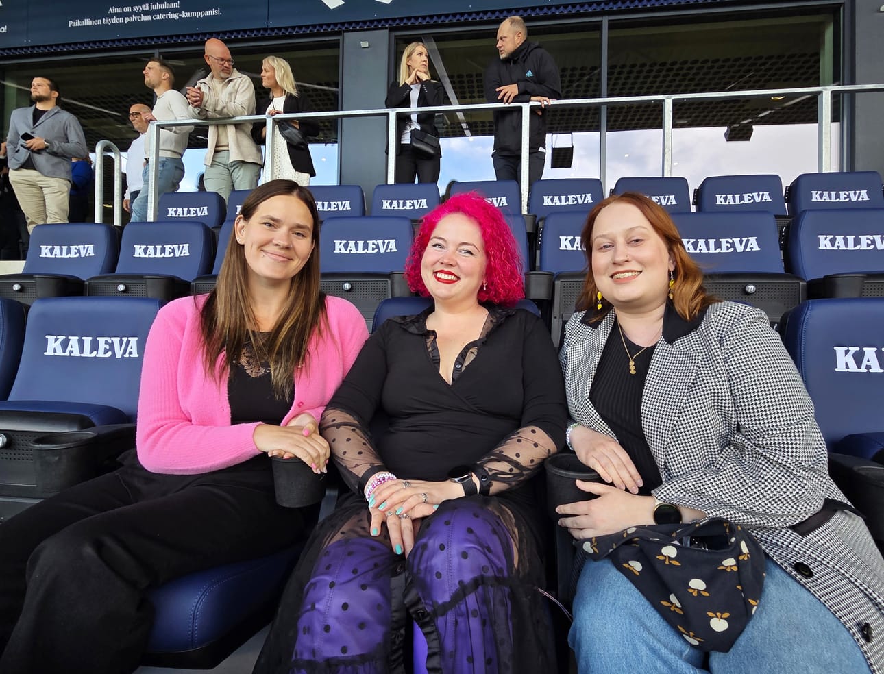 Yrittäjyyttä juhlimaan lähteneet Mirvacreatesin Mirva Rontti, Annaeffectin Anna Saari ja Kulmakuvaamon Eveliina Halttu olivat areenasta ensinäkemältä innoissaan.