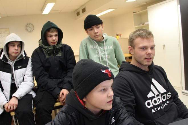 William Ylinen (takana oikealla), Kustaa Laitio ja Richard Kuusisto sekä Jesse Jokinen (edessä) hyötyvät Matti Katajamäen kuva- ja videoalan tietämyksestä. KUVAT: REIJO HEIKKILÄ