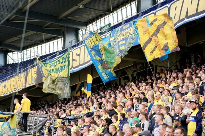 Bröndbyn fanaattisimmat kannattajat kannustavat joukkuettaan Sydsidan-katsomossa. Arviolta 200 heistä on tulossa myös Vaasaan. Kuva: Samppa Toivonen