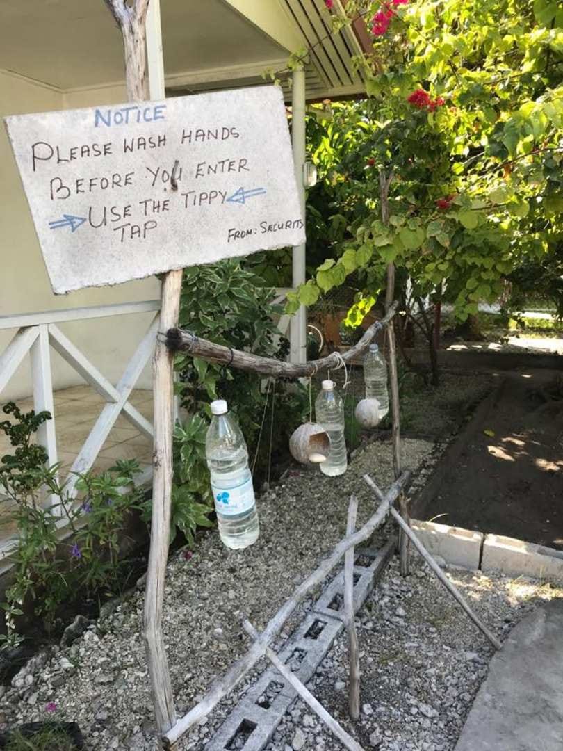 Käsihygieniasta huolehtiminen on Kiribatilla ensiarvoisen tärkeää, sillä taudit leviävät nopeasti.