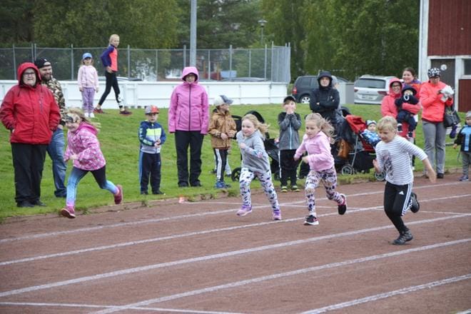 Johanna Ristiluoma (vas.), Alina Kriikkula, Maija Hahto ja Meeri Markkila kiihdyttävät lähtöviivalta matkaan. Maaliviiva häämöttää 40 metrin päässä. KUVAT: KIRSI SILLANKORVA