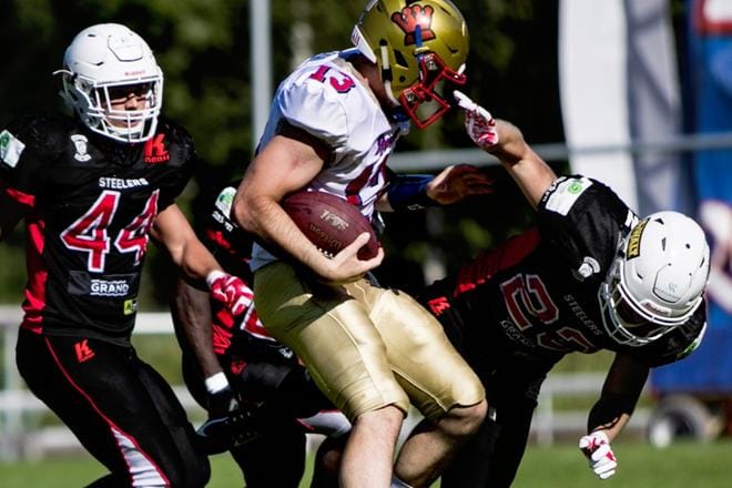 Steelersin Juuso Laherma (vas.) ja Santeri Inkinen laittoivat Royalsin pelinrakentajan Isaac Fisherin ahtaalle. KUVA: OUTI NEUVONEN