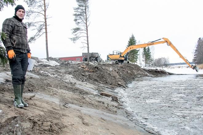 Maanviljelijä Antti Toija toivoo jokiuoman levittämisen edesauttavan tulvien torjunnassa. Pari vuotta sitten 2017 vesi nousi pelloille kuusi kertaa. KUVA: JORMA HAVULA