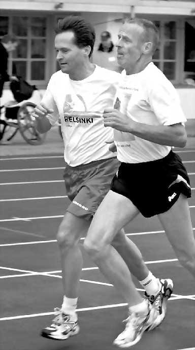 Hallitus kaatuu. Lasse Virén kannusti opposition voittoon. Vedosta vastasivat muun muassa Kari Uotila (oik.), Tuija Brax, Unto Valpas, Sari Essayah sekä Lyly Rajala.