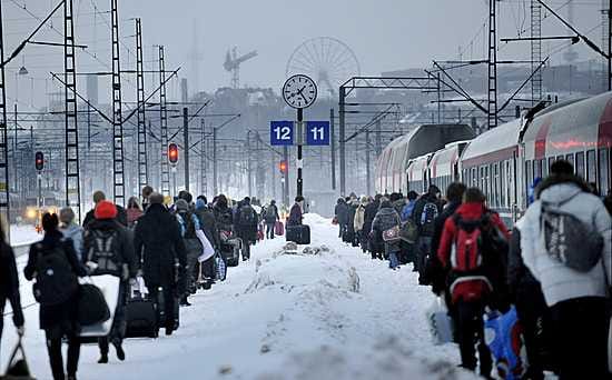 Joulun viettoon lähtevät matkustajat tungeksivat Rovaniemelle lähtevään junaan lumikinosten keskellä Helsingin Rautatieasemalla. Juna oli myöhässä jo asemalle saapuessaan.