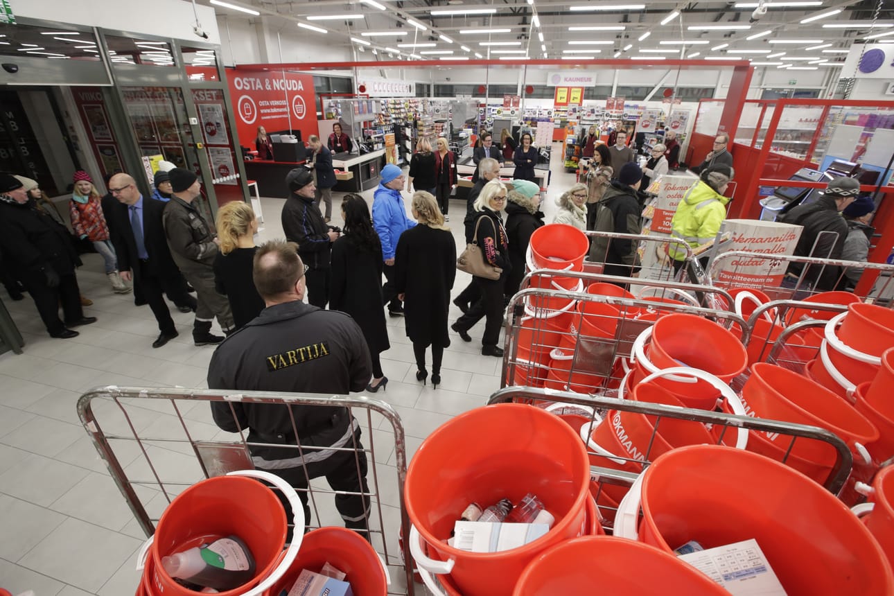 Yllätysämpärit ja avajaistarjoukset houkuttelivat asiakkaita Kaakkurin Tokmannille perjantaiaamuna.