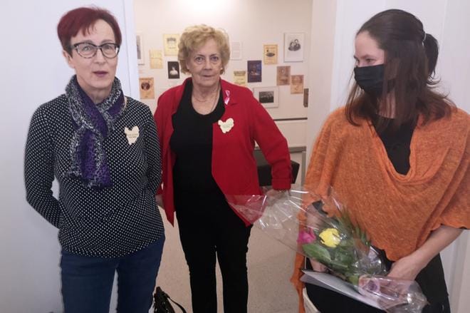 Helena Kaukolan (vas.) mukaan opas ole koskaan valmis. Sirpa Ikkala on jo kerran ollut opastamassa kirkossa. Tiina Tarkkosella puolestaan on erä- ja luonto-opastausta. KUVAT: KIRSTI MÄKELÄ