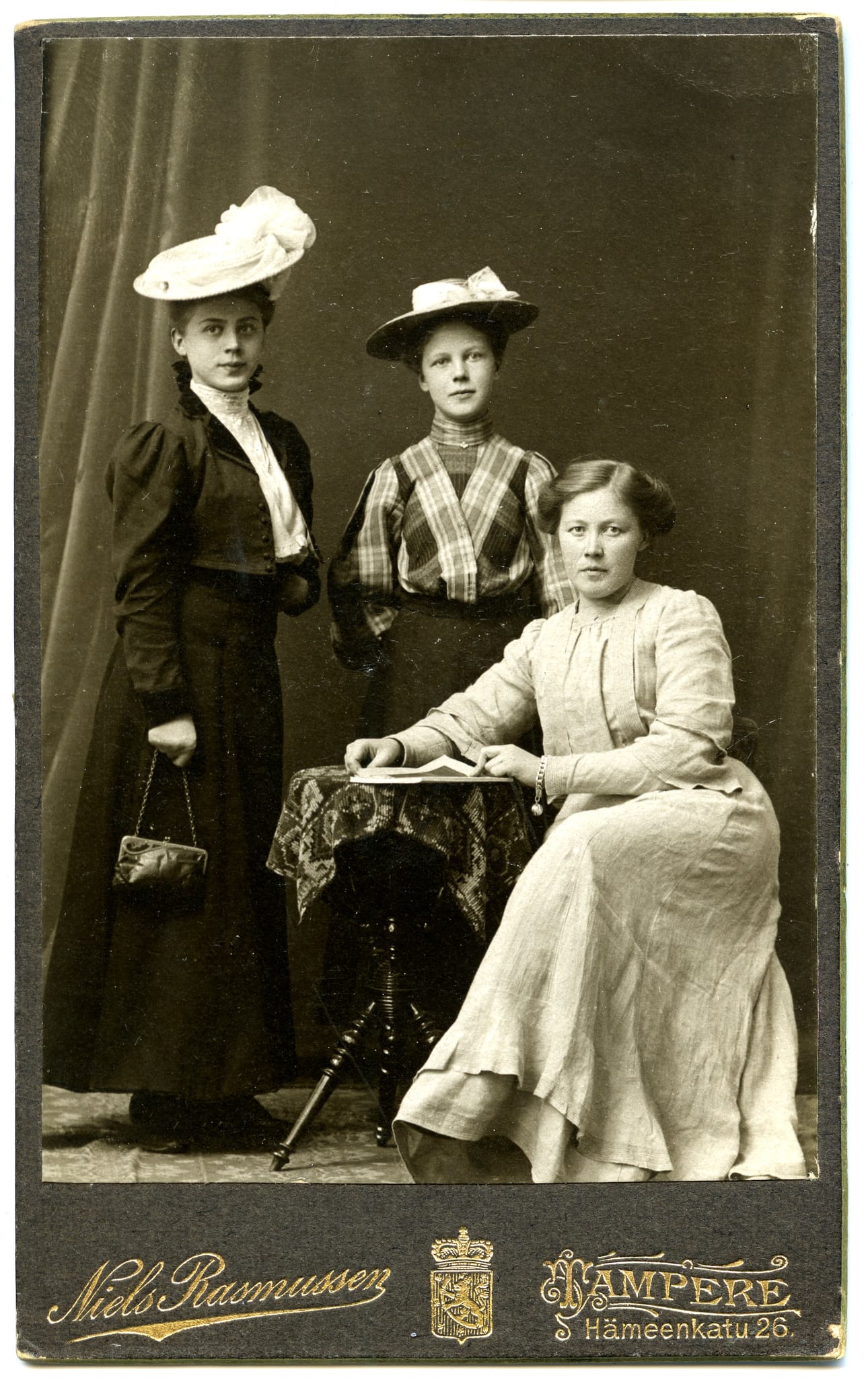 Impin haaveet elämästä olivat toiset kuin syrjäkylän emännän toimet. Tampereella 1907 otetussa nuoruudenkuvassa Impi Mäkelin (myöh. Aronaho, istumassa) yhdessä sisarensa Meeri Mäkelinin (keskellä) ja Aili Rosvallin kanssa (myöh. Kansallisteatterin näyttelijä Aili Somersalmi).