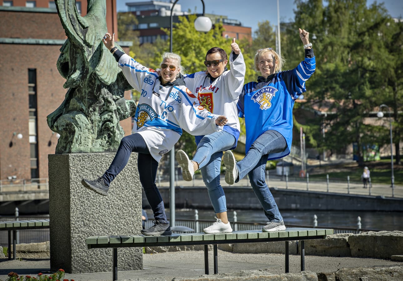 Annika Antti-Roikon (vas.), Tarja Ylinimen ja Riitta Koivusen ystävyys syntyi jo kauan sitten lasten kiekkoharrastusten kautta.