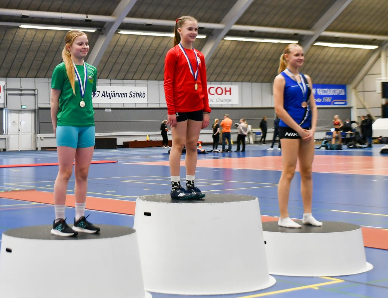 AU:n Hilda Kotkaniemi voitti 60 m:n aidat ennätysajallaan Hilma Kansanahon LaVe (vas) juostua toiseksi ja Milla-Maria Hopiavuoren IK kolmanneksi.