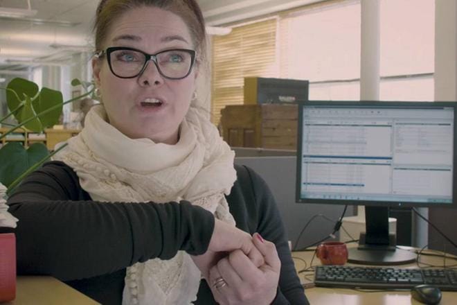 Kuvassa toimittaja, ajankohtaistuottaja Susanna Pajakko. Kuvakaappaus videolta.