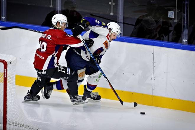 S-Kiekon Eemeli Pöytälaakso ja Muik Hockeyn Joel Portin laitakahinassa. KUVA: TOMI KOSONEN