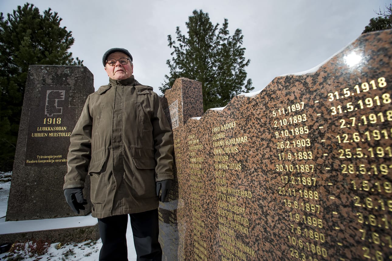 Lauri Maaralan työ punavankien joukkohaudan kunnostamiseksi palkittiin Pro Raahe -mitalilla. Uudistettu muistomerkki valmistui vapuksi.