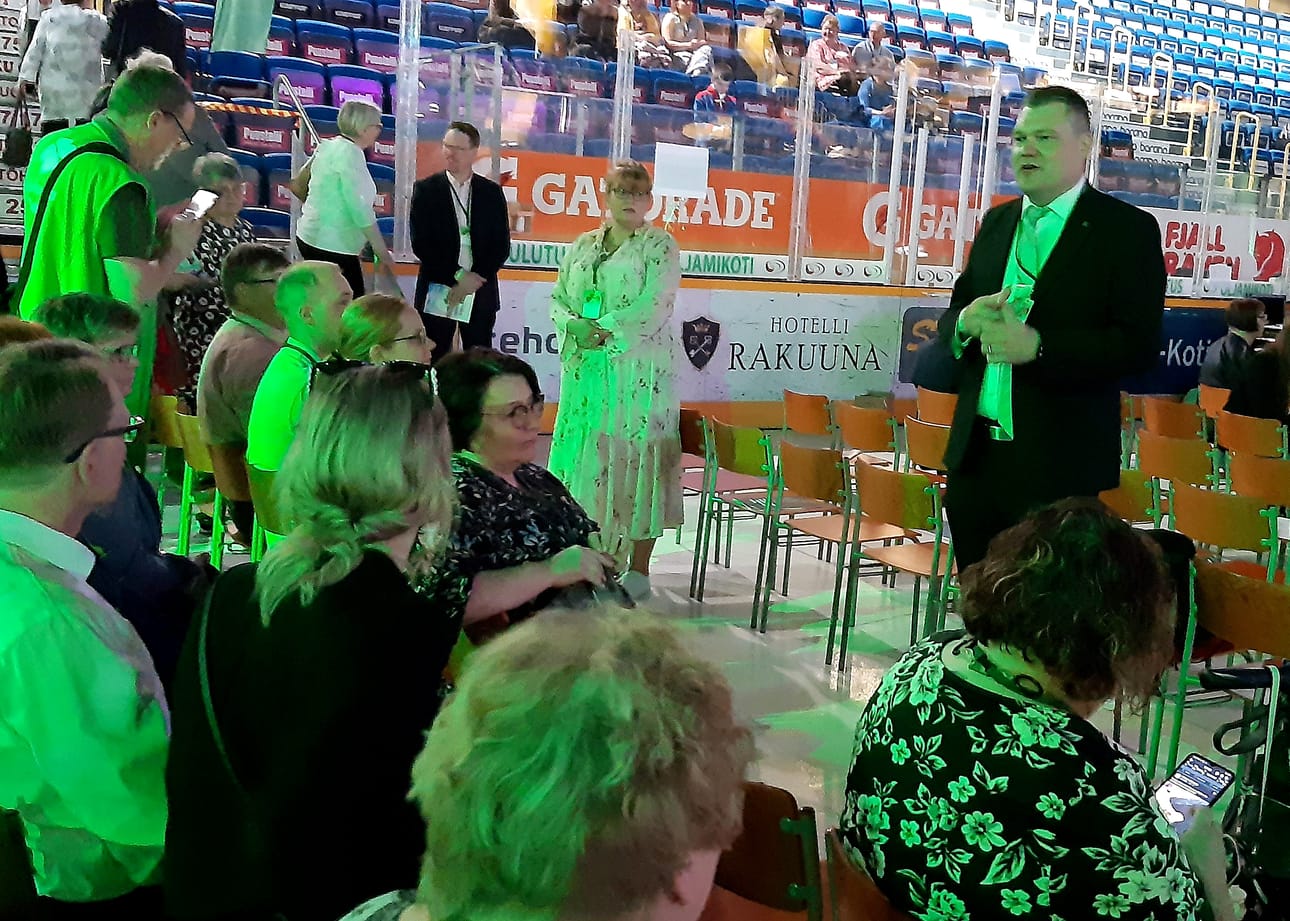 Keskustan puoluekokouksen pääpäivä alkaa puheenjohtajistoon pyrkivien esittäytymiskierroksella piirien ryhmäkokouksissa. Mikko Savola tavoittelee puolueen varapuheenjohtajan tehtävää.