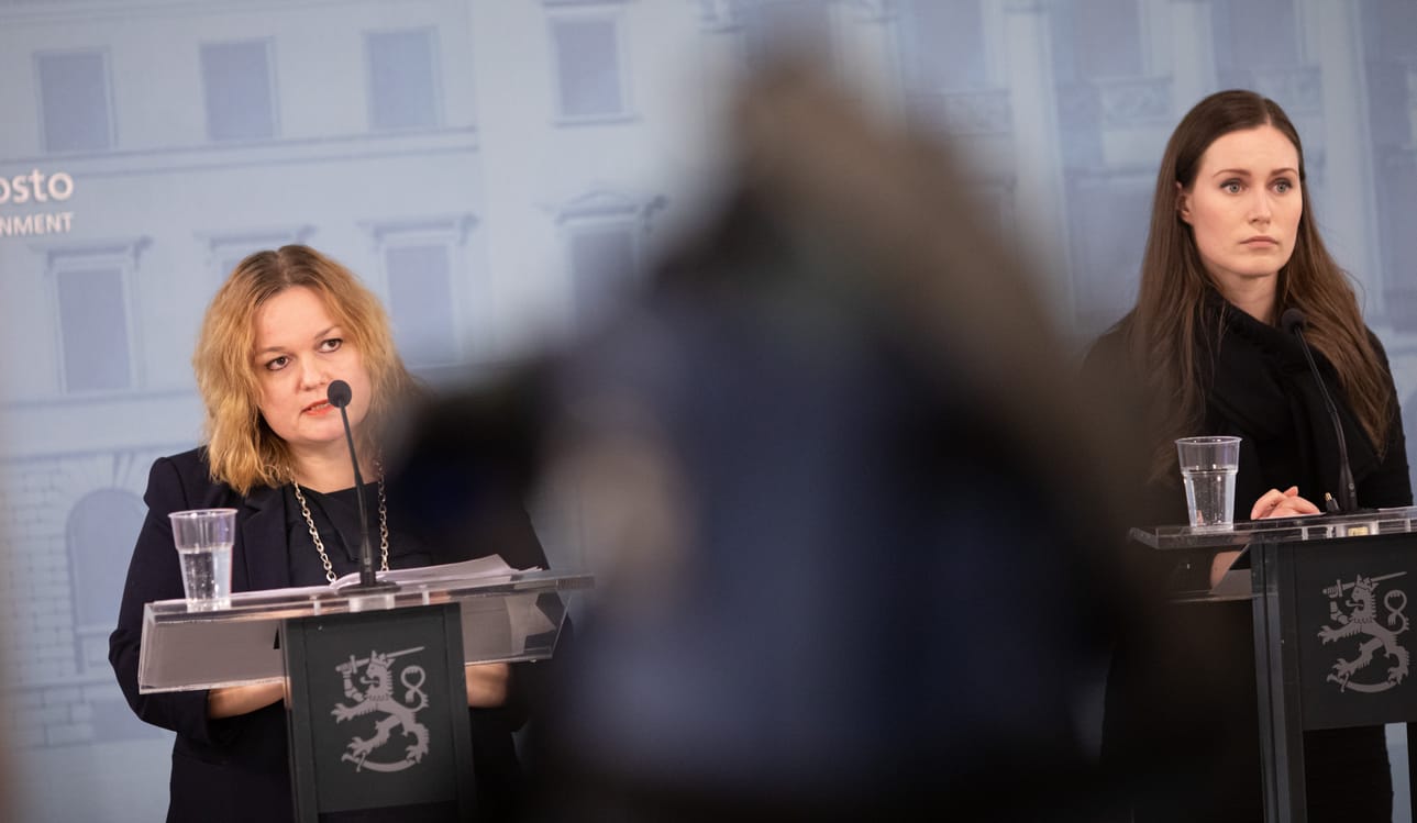 Hallituksen tiedotustilaisuudet koronasta tulivat tutuksi keväästä 2020 alkaen. Kuvassa pääministeri Sanna Marin ja perhe- ja peruspalveluministeri Krista Kiuru.