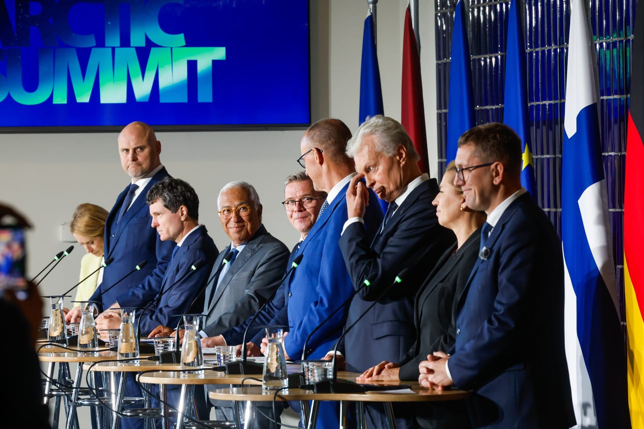 EU:n johtajat pitivät tiedotustilaisuuden Rovaniemellä Lappia-talossa maanantaina. Johtajat katsovat, että Venäjän lisääntyvä sotilaallinen toiminta, hybridivaikuttaminen sekä strategiset investoinnit arktisella alueella korostavat tarvetta vahvistaa EU:n yhteistä varautumista.