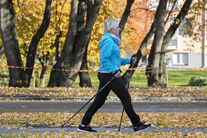 Kun sauvakävelyä harrastaa säännöllisesti ja kävelytyyli on kunnossa, selkä kiittää. Tarja Tekoniemi käyttää kävellessään SPS-koulutuksessa oppimiaan metodeita. KUVA: MINNA ANTILA