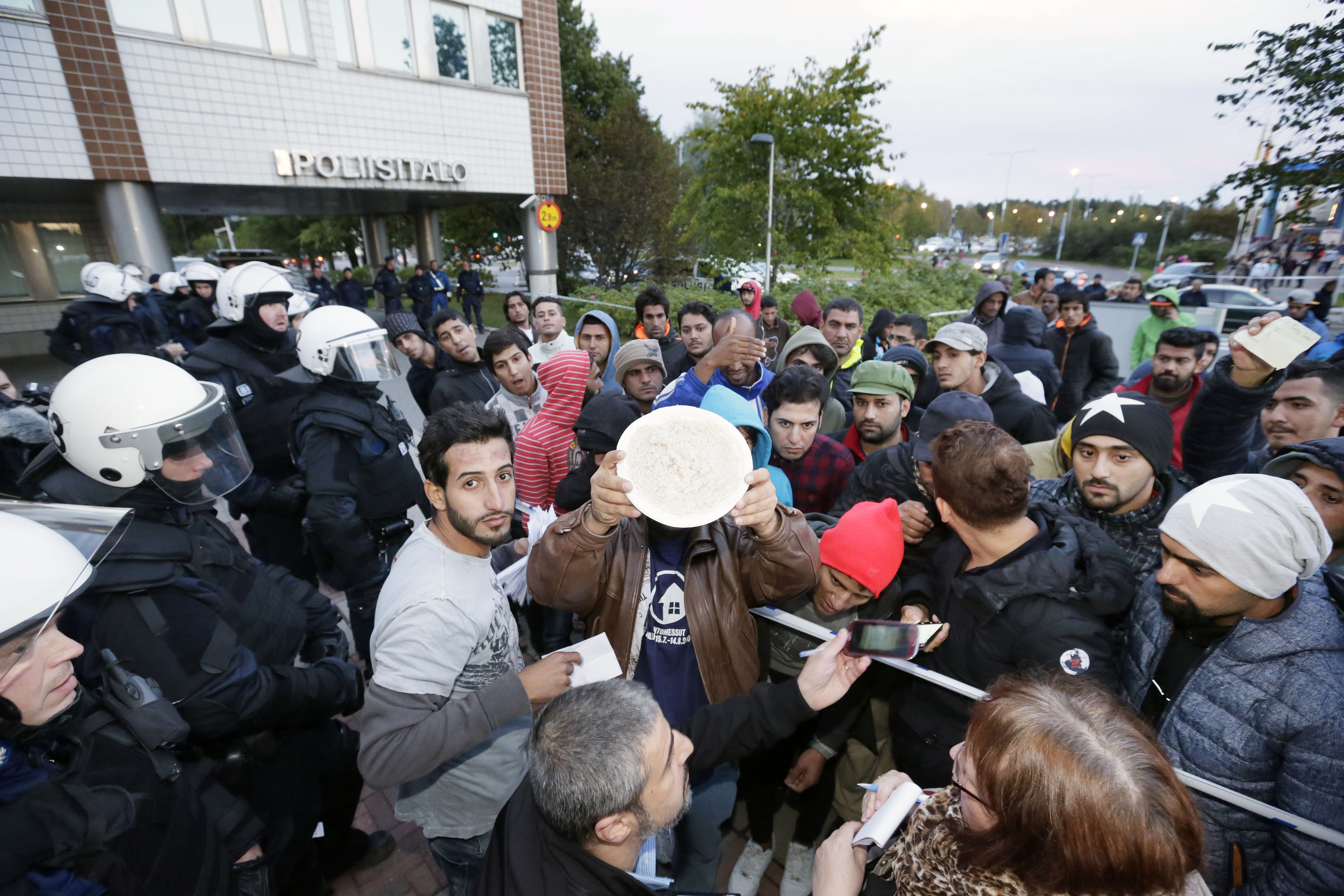 Poliisilaitoksen edustalle kerääntyi noin 70 turvapaikanhakijaa osoittamaan mieltään majoitusolosuhteitaan vastaan.