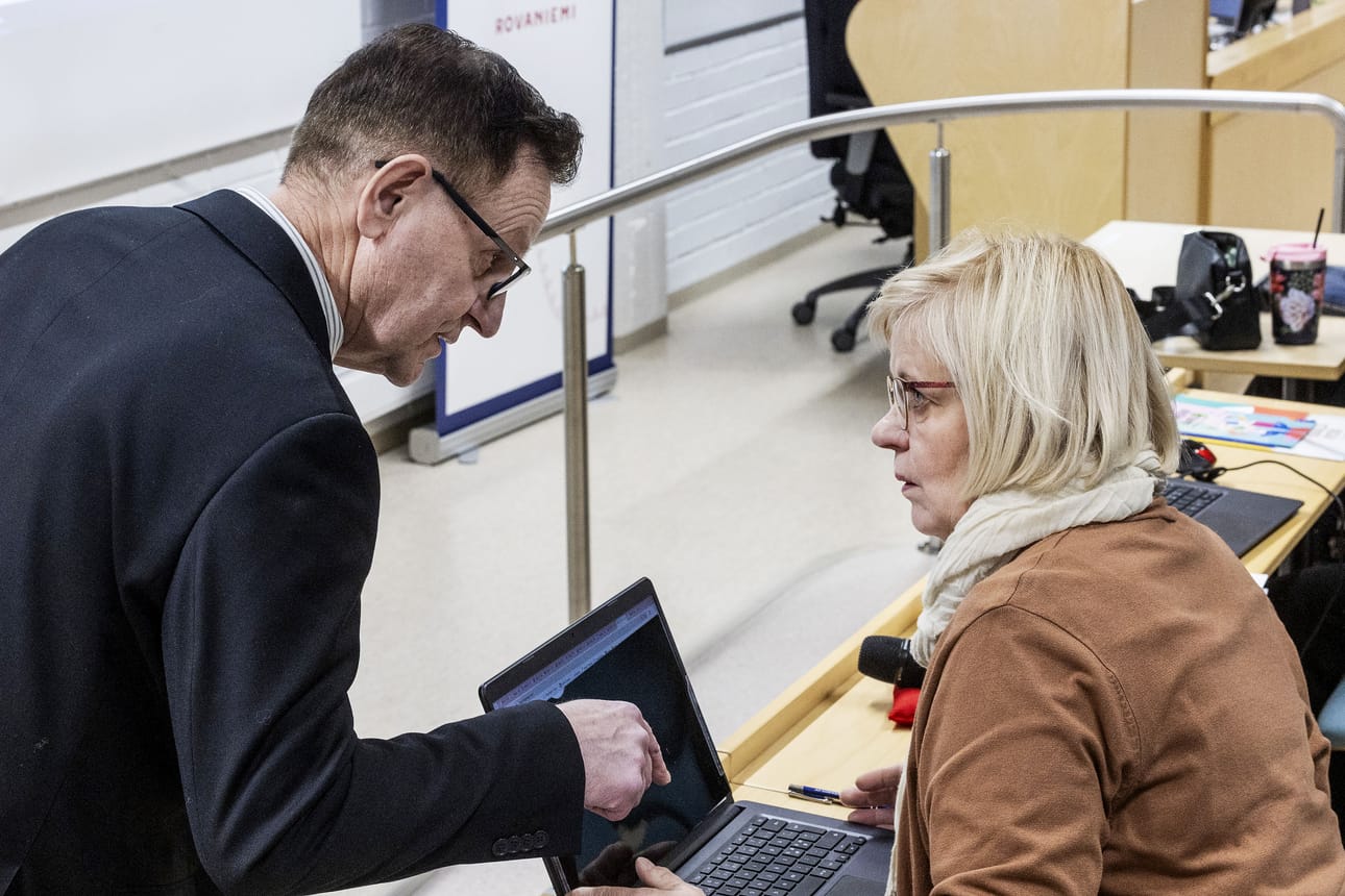 Rovaniemen kaupunginvaltuuston kokous keskeytyi maanantaina heti alkumetreillä neuvottelutaukoon, jonka aikana valtuustoryhmien puheenjohtajat etsivät yhteisiä näkemyksiä talousarviosta. Kuvassa keskustan valtuustoryhmän puheenjohtaja Riku Tapio ja kokoomuksen valtuustoryhmän puheenjohtaja Päivi Alaoja.