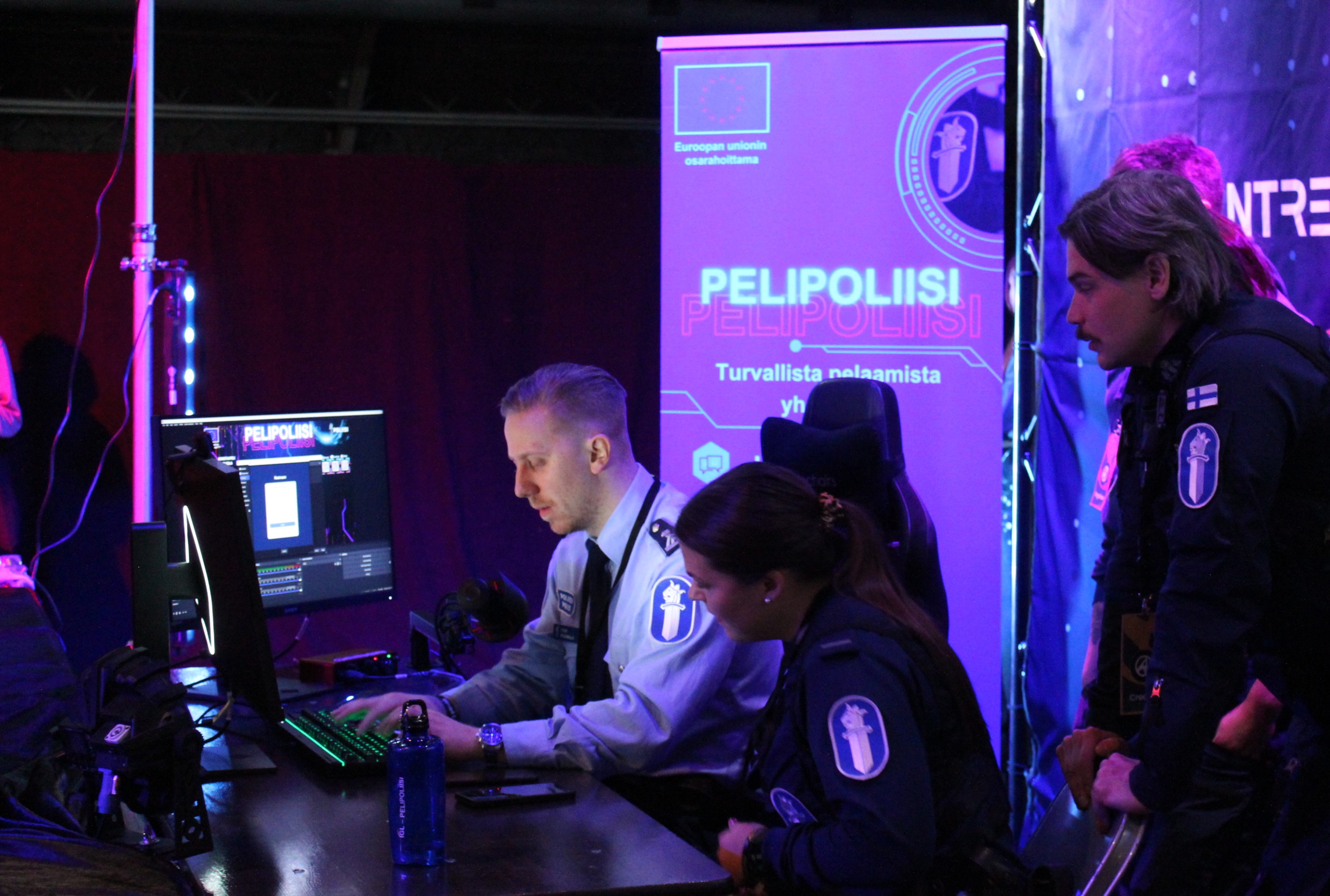 Neljä pohjalaista pelipoliisia palkittiin dialogin rakentamisesta nuorten kanssa – "Meille uskalletaan puhua"