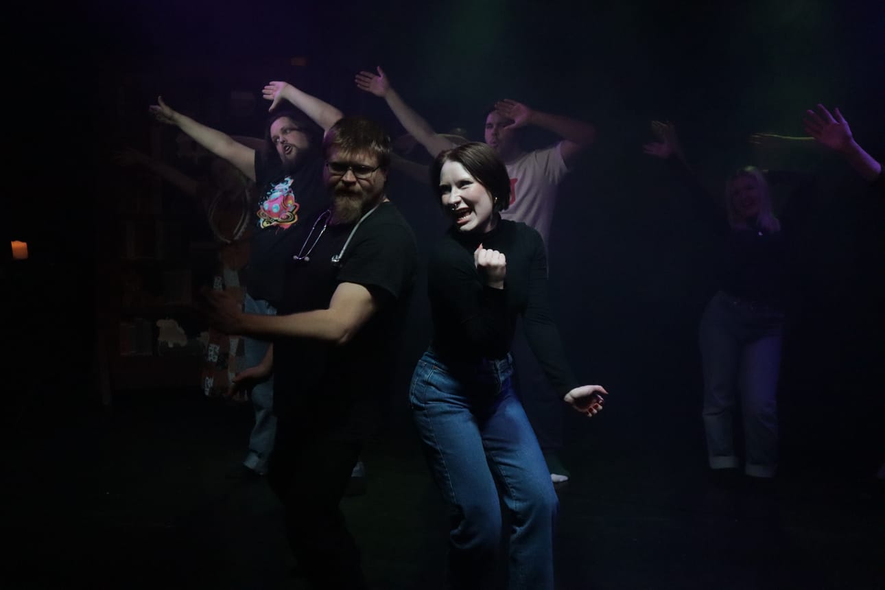 Speksi on interaktiivinen teatterimuoto, johon sisältyy improvisaation lisäksi myös musiikkinumeroita.