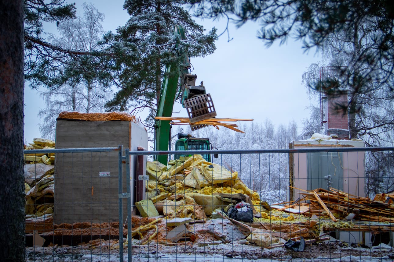 Vuodesta 1957 Hailuodon katukuvaan kuulunutta Kuntapankkia puretaan parhaillaan. Rakennuksessa oli liike- ja toimintatiloiksi että asuinkäyttöön soveltuvia osia. Viime vuosien aikana rakennus toimi muun muassa nuoriso- ja järjestötiloina. Kunnanhallitus päätti tontilla sijaitsevien rakennusten purkamisesta marraskuussa 2024.