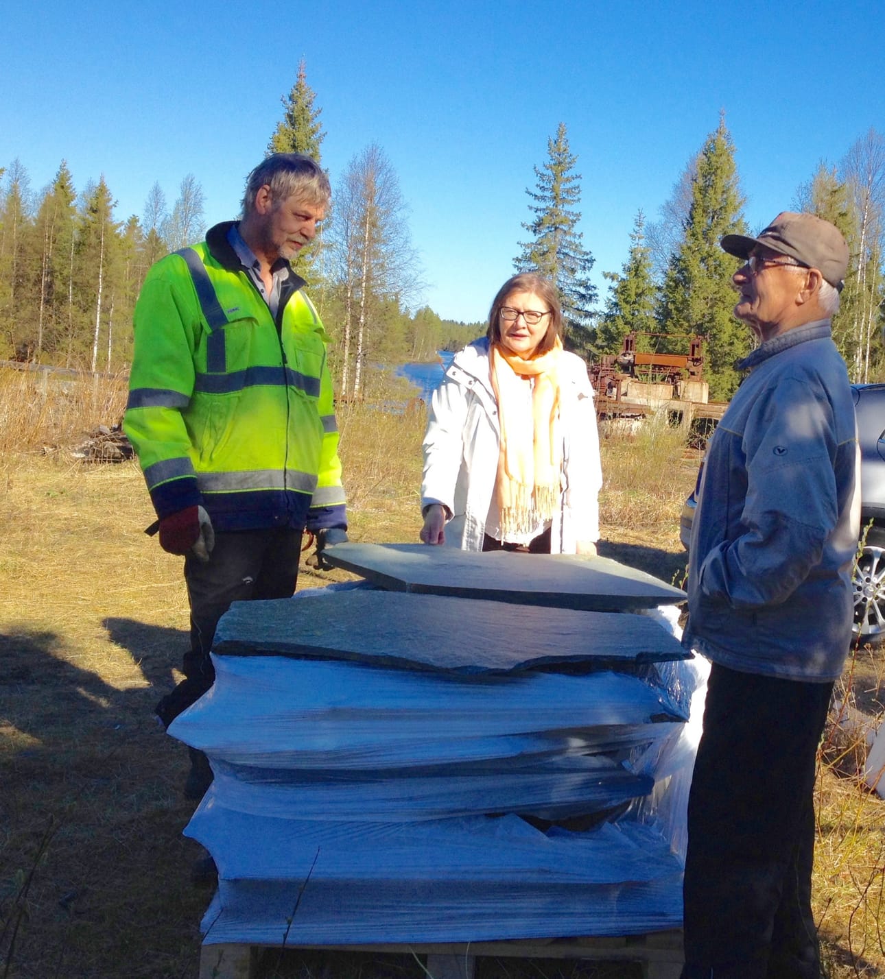 Valma Lämsä, kivisahurin poika Eino Hanhela ja kiviyrittäjä Osmo Kantola laittoivat korjaussarjan matkaan Jyrkänkosken tehdasmiljööstä kohti Suomen eduskuntataloa.