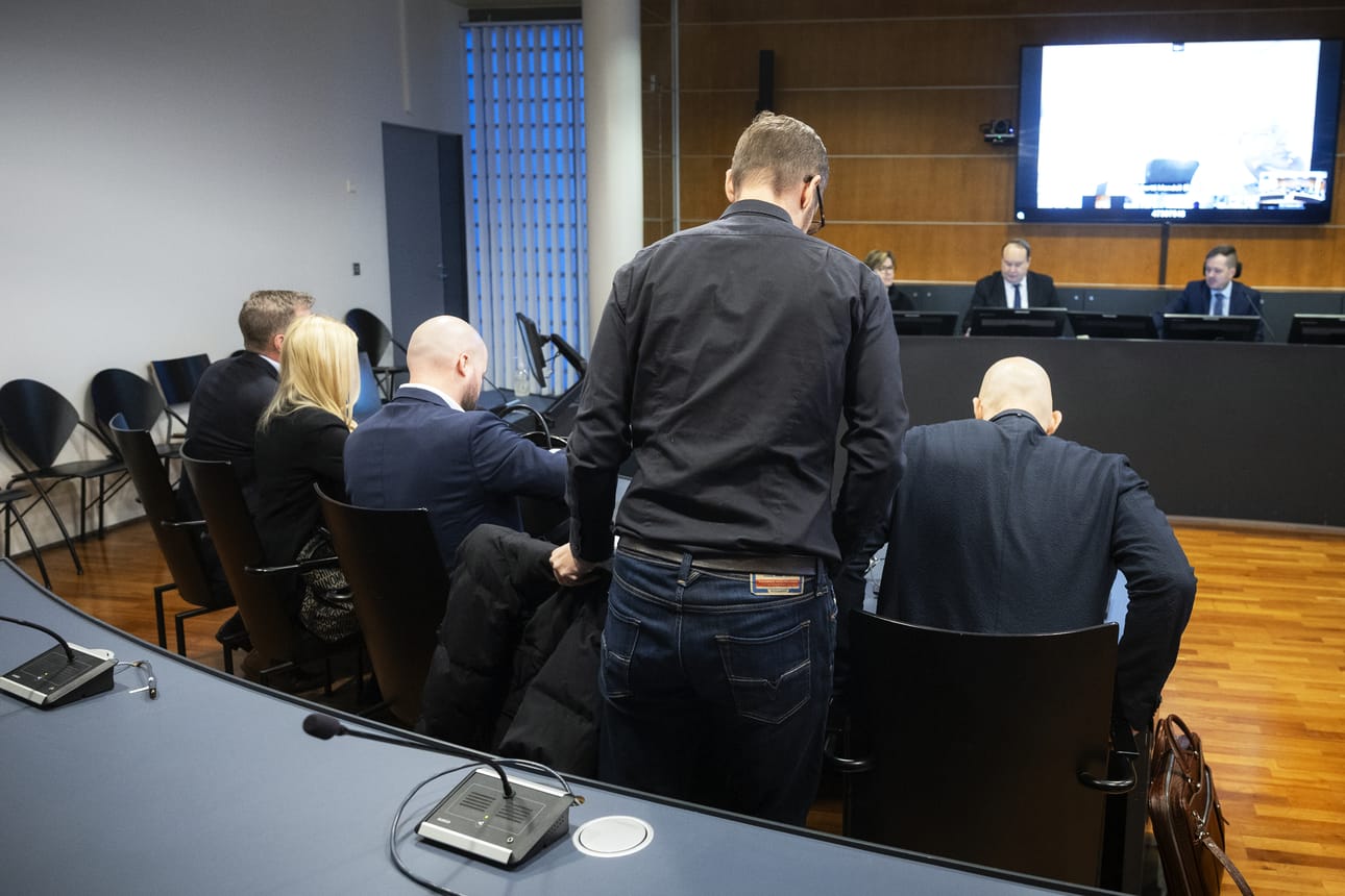 Istunto Pohjanmaan käräjäoikeudessa saattoi alkaa, kun yksi syytetyistä saatiin saliin vankilasta. Käräjäoikeudessa oli epätavallinen kahden tuomarin ja kahden lautamiehen kokoonpano. Jutussa on kolme syyttäjää, joista maanantaina paikalla oli kaksi.