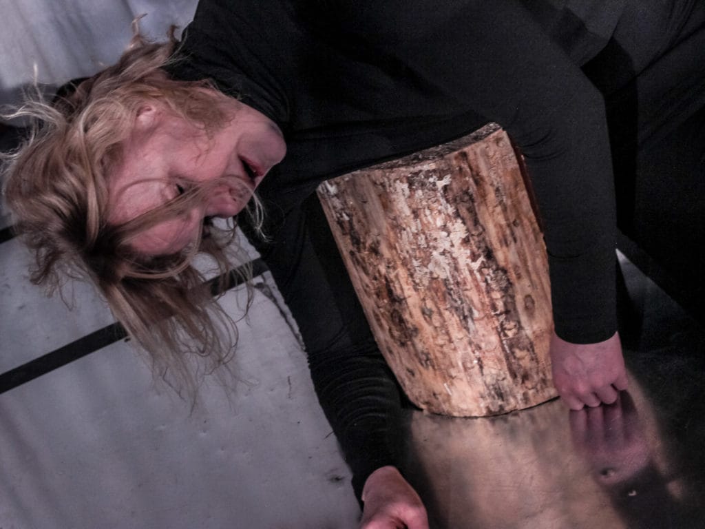 Teatteri Aurore B:n palkitussa esityksessä Everstinnaa näyttelee Virpi Peitso.