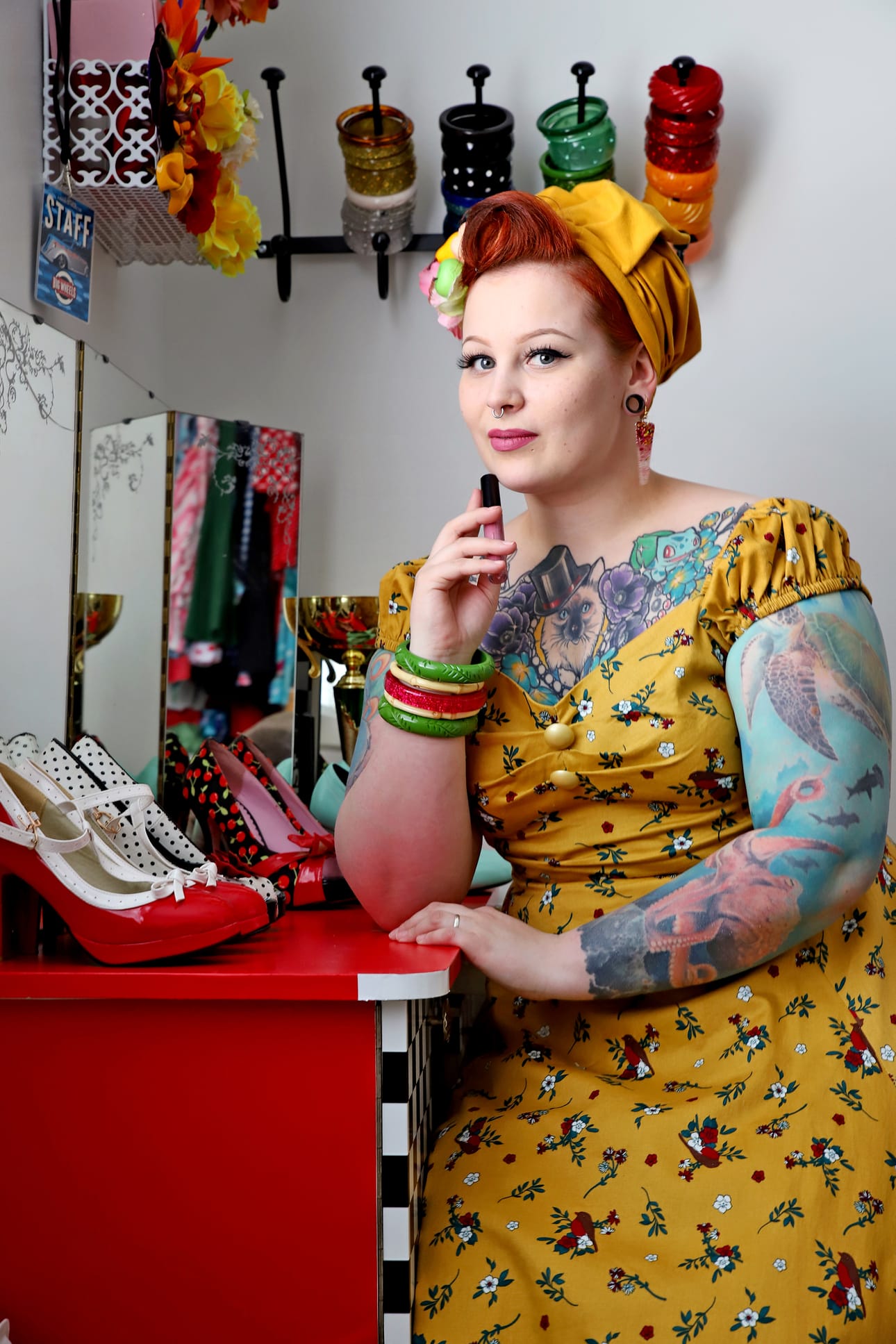 Värikäs tyyli näkyy myös kodin sisustuksessa. Kauniit korut saavat olla reilusti näkösällä.