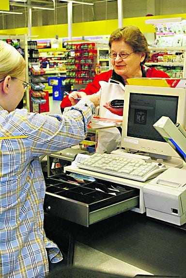 Oululainen Maila Impiö on jo vuosien ajan käyttänyt enimmäkseen pankkikorttia ostosten maksuun. "Se on niin kätevää. Parkkikolikoita tarvitsee lompakkoon, kun ei ole mennyt siihen systeemiin, missä maksetaan kännykällä."