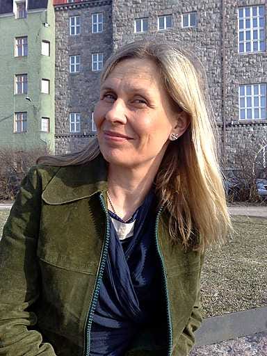 Näytelmäkirjailija Laura Ruohonen kiinnostui sotaturismista: miksi ihmiset haluavat seurata kärsimystä turvallisen välimatkan päästä.