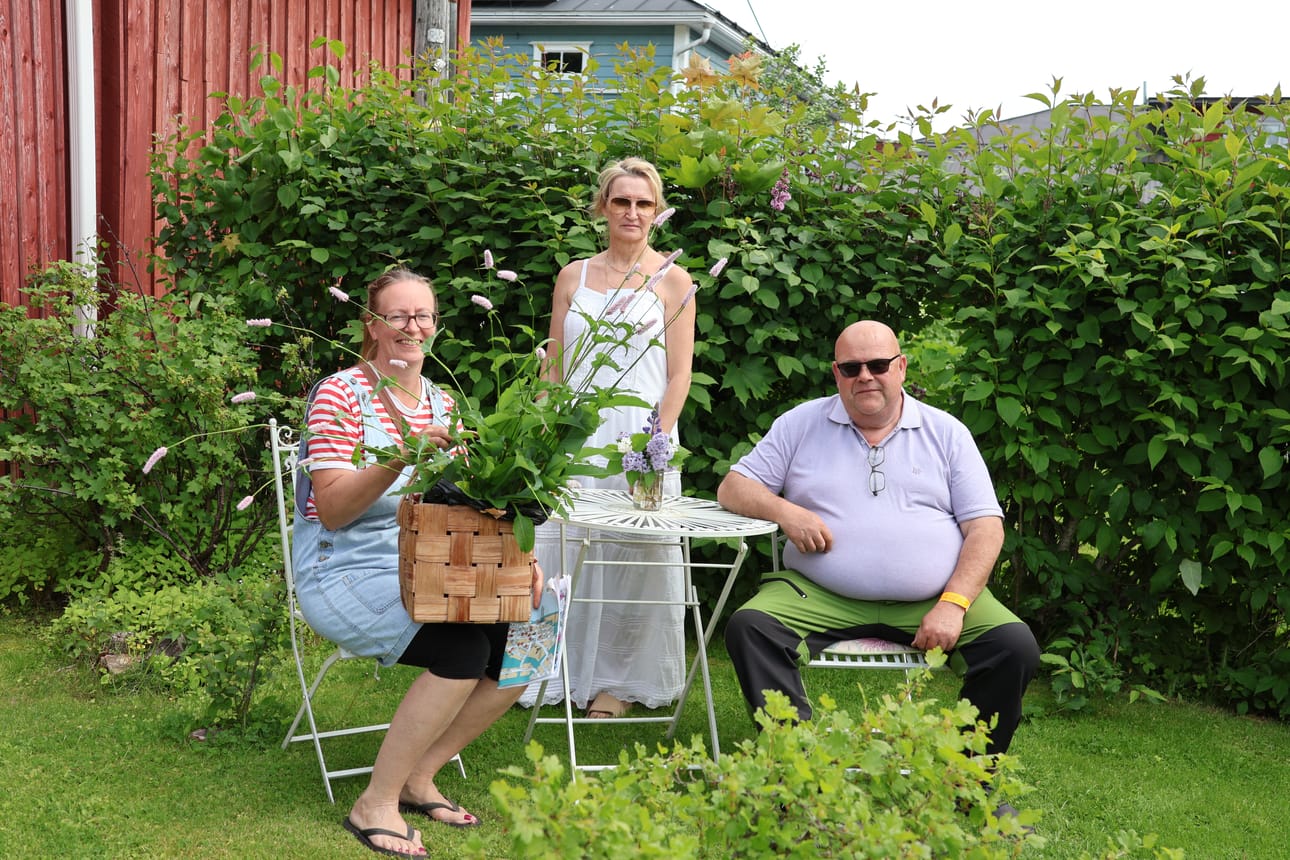 Uuden kasvin saanut Jaana Hämäläinen, talon omistaja Nina Ådjers ja Marko Hämäläinen osallistuivat kesätapahtumaan.