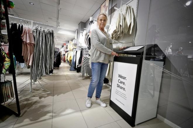 Seinäjoen Torikeskuksessa toimivassa Lindexin myymälässä keräyslaatikko tunnetaan jo hyvin, kertoo visualisti Sirpa Kemppainen. KUVA: KARI LÖFHJELM