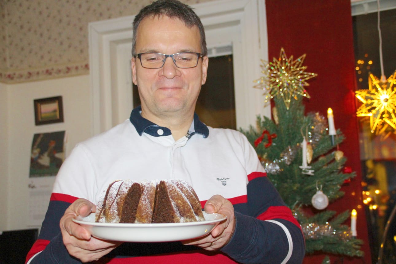 Heino Vanhala leipoo perheessä joulun. Taitoa miehellä on, sillä hän sai jo kolmivuotiaana oman kaulimen ja leipälapion.