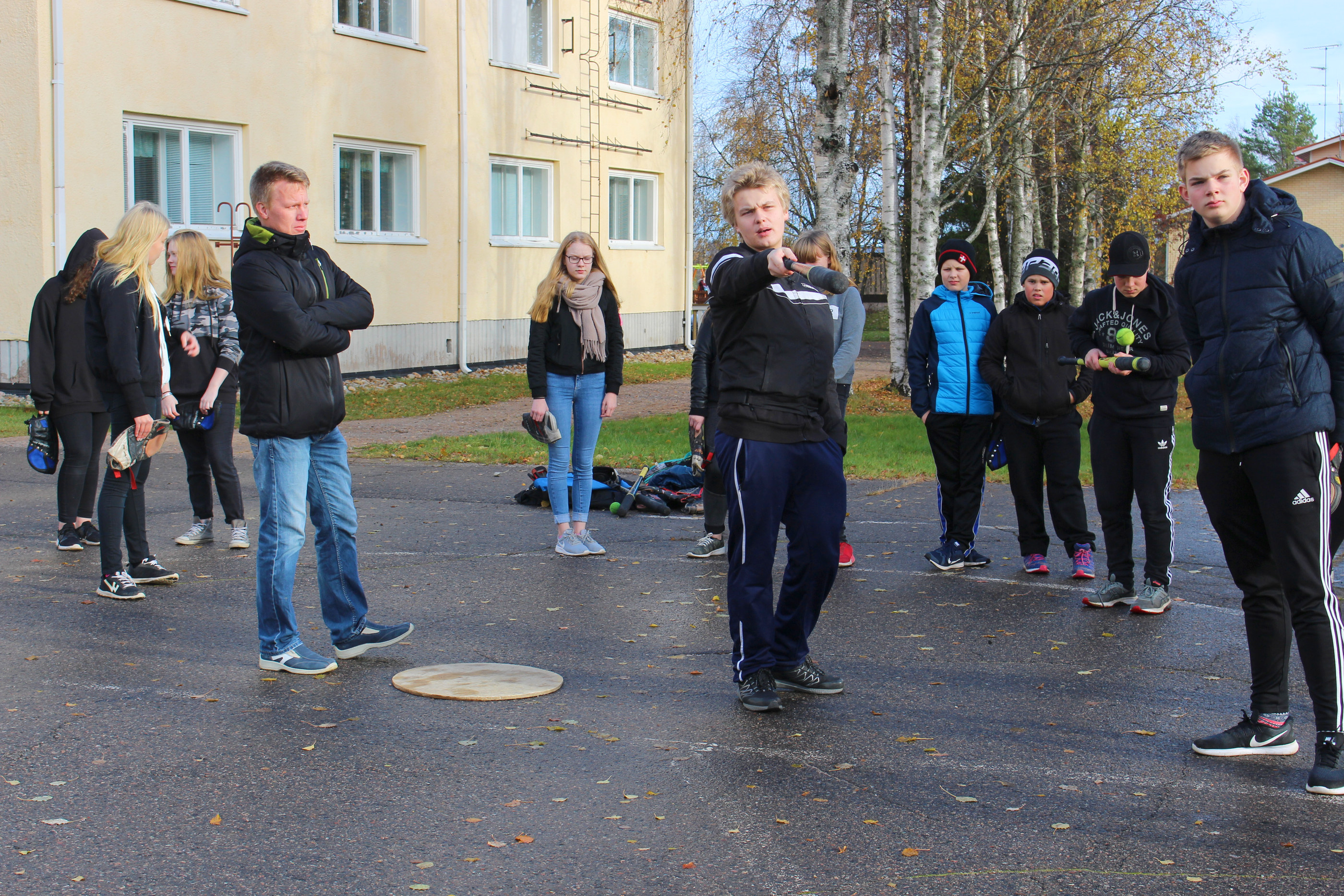 Liettualaisille ja färsaarelaisille vieraille esiteltiin Suomen kansallispeliä pesäpalloa. Pelin kulkuun vieraat ja Kestilän koulun oppilaat johdatti maila kädessä ohjeita antava Jarno Kaikkonen.