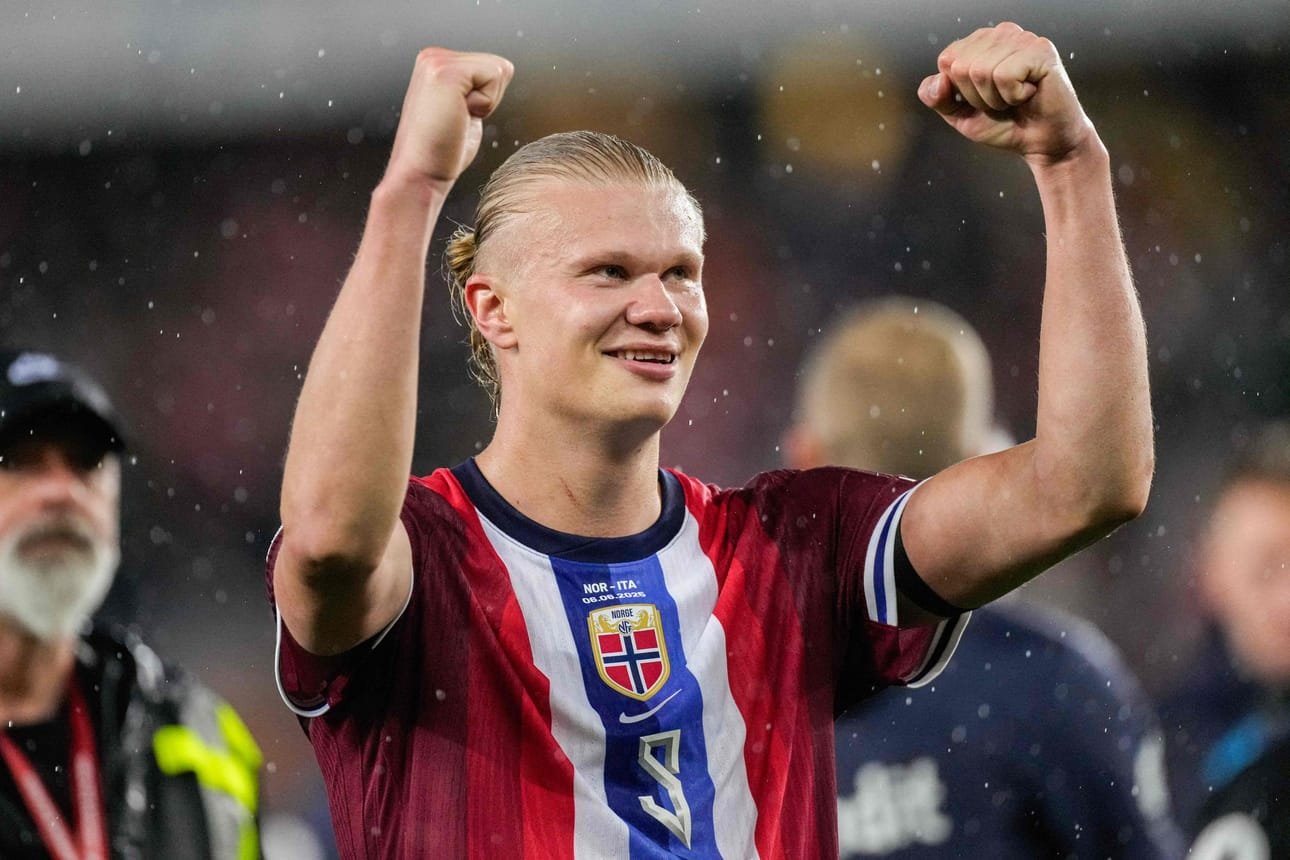 Erling Haaland juhli komeaa voittoa Italiasta. Lehtikuva/AFP