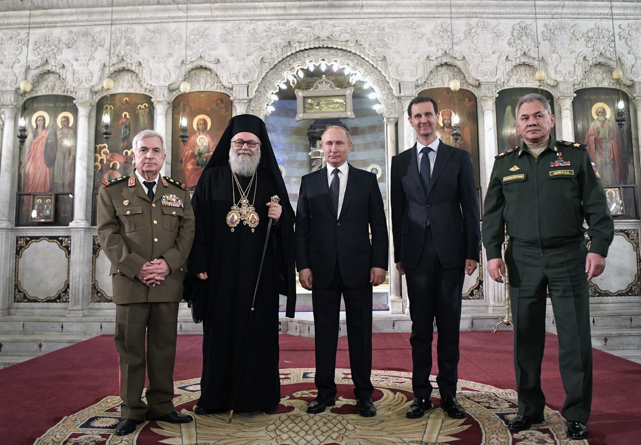 Venäjän Vladimir Putin ja Syyrian Bashar al-Assad tapasivat Damaskuksessa tiistaina. Syyrian presidentin oikealla puolella poseerasi Venäjän puolustusministeri Sergei Shoigu ja Putinin rinnalla oli uskonnollinen johtaja.