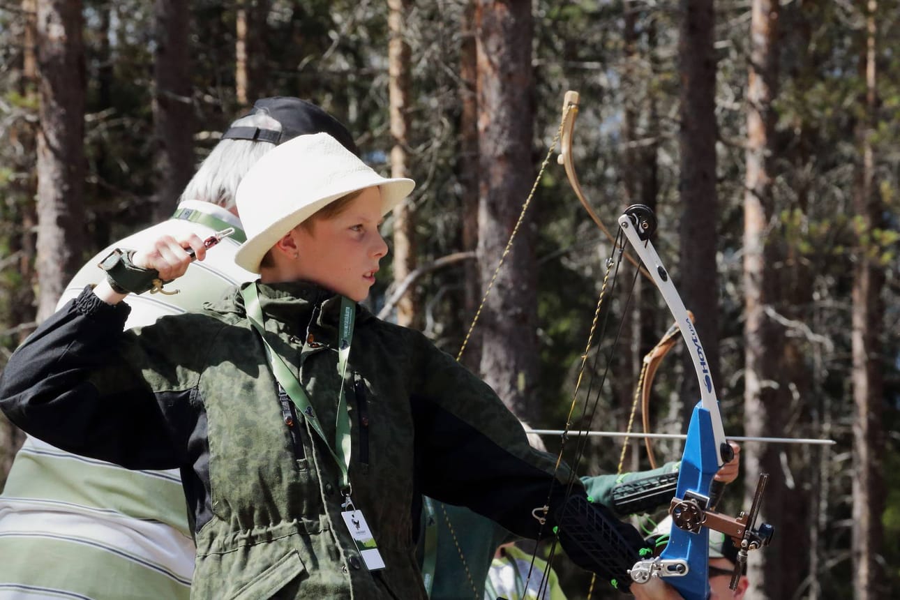 Kalle Heikkinen, 11, ampuu ensimmäisiä nuoliaan taljajousella.