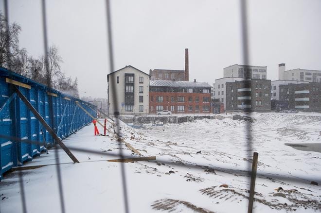 Vaasanpuistikon ja Pitkänkadun risteykseen on suunnitteilla liikerakennus, jolle haetaan nyt rakennuslupaa. Jos lupa myönnetään, rakentaminen alkaa YIT:n mukaan vielä tämän vuoden puolella. KUVA: JARNO PELLINEN