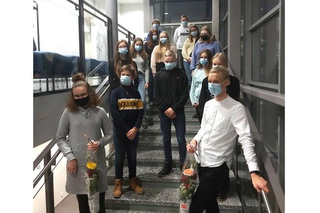Kaupunginhallituksen täksi vuodeksi asettaman nuorisovaltuuston jäsenet veivät järjestäytymiskokouksensa läpi yrittäjäopistolla turvallisesti maskein varustautuneina. KUVA: TUOMAS LAHDENPERÄ