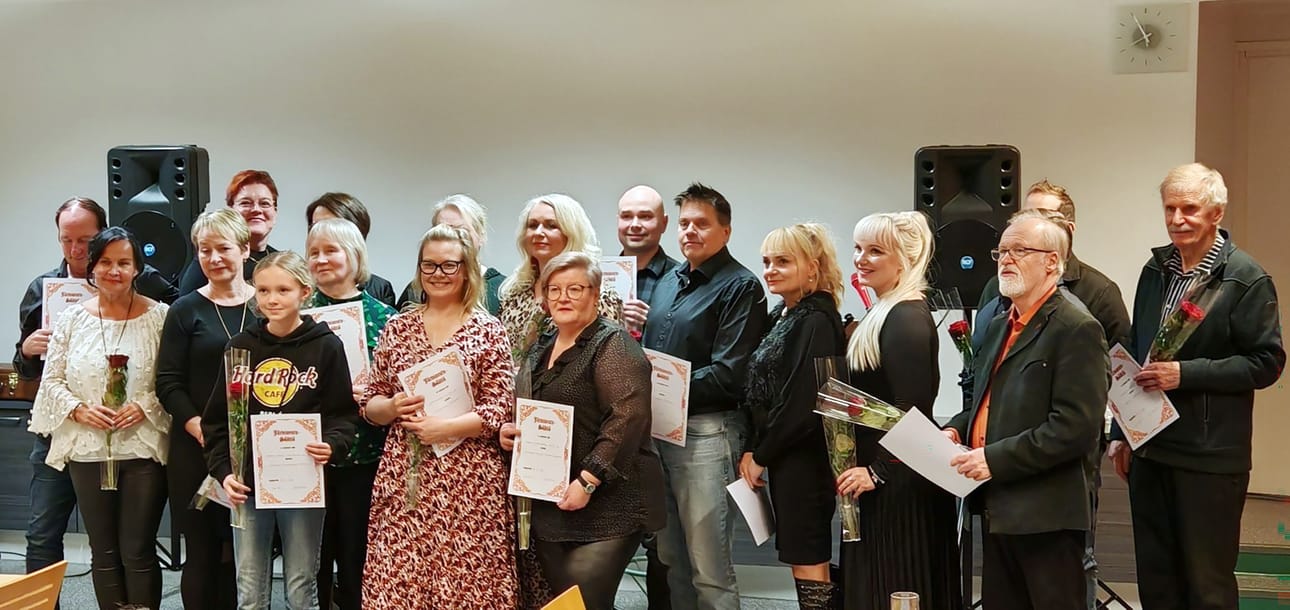 Järviseutu-Säätiön myöntämät apurahat tukevat paikallista kulttuuria. Kuvassa osa apurahan saajista: ed. oik. KImmo Niskala sekä Sipsetin Arja Tikkanen ja Tarja Kultavuori.