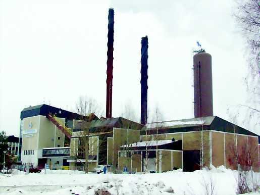 Tuotanto tehostuu. Vieskan Voiman kaukolämpöakku on kuin iso termospullo. Siihen varastoitavaa lämpöä voidaan purkaa myös kulutushuippujen aikana. Käyttöönottojuhlan kunniaksi akun huipulla liehuu Suomen lippu.