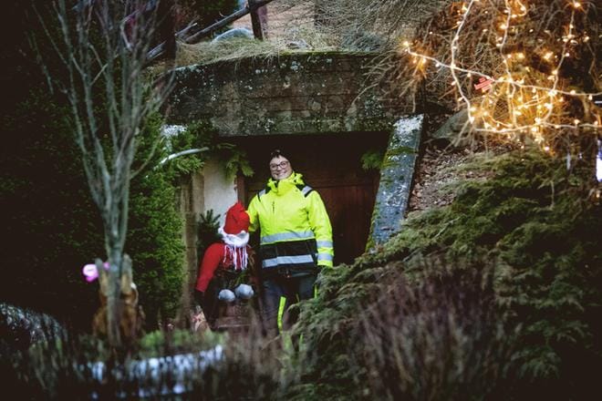 Maria Kylmäluoma pääsee joulufiilikseen pakertamalla tonttuja työtovereidensa kanssa. Tonttuvanhus löytyy maakellarin ovelta. KUVAT: JAAKKO ELENIUS
