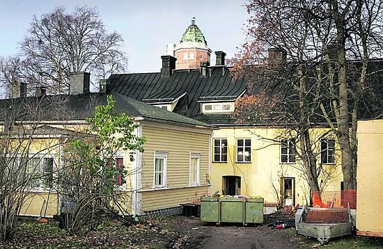 Oxenstiernan talo sijaitsee Nahkatehtaankadun varressa Oulun vankilan portin lähettyvillä. Sen ulkokuori säilyy remontissa entisen kaltaisena.