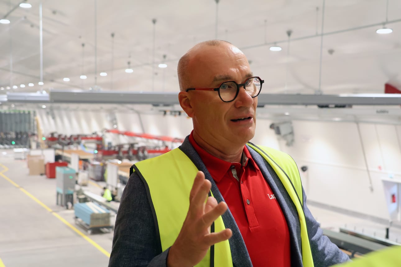 Jarmo Pekkarinen iloitsee siitä, että kattoelementtejä on myyty aiempaa paremmin muuallekin kuin asuntorakentamiseen.