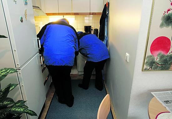 Raksystems Oy:n asiantuntijat Karri Rannisto (vas.) ja Esko Helaakoski kuvaavat yksityiskohtia.